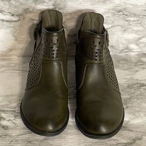 Mark & Maddux, Lacer cut, booties.